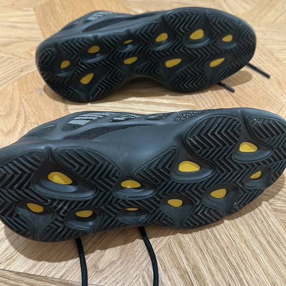 AUTHENTIC MENS YEEZYS BLACK SNEAKERS SIZE 9.5 - Picture 4 of 6